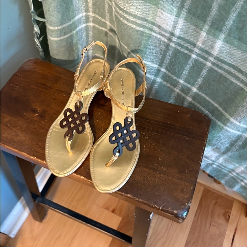 Diane Von Furstenberg love knot wedge gold strappy sandals size 10